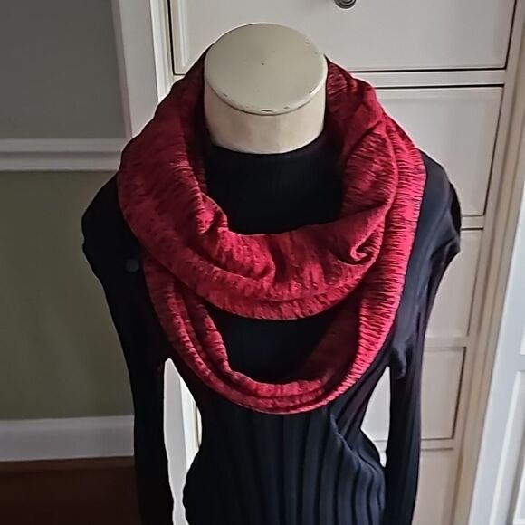 Infinity Scarf with Zipper Pocket for Women & Men. Color: WineRed/Black - Picture 6 of 6